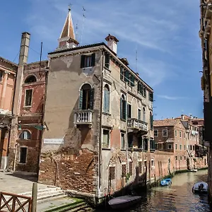 Le Sorelle , Venice Italy
